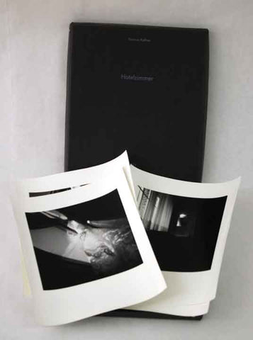 Thomas Kellner: Portfolio Hotelzimmer, 1996, 8 SW-Fotografien, 17,5 x 17,5cm / 6,8" x 6,8", Auflage 2